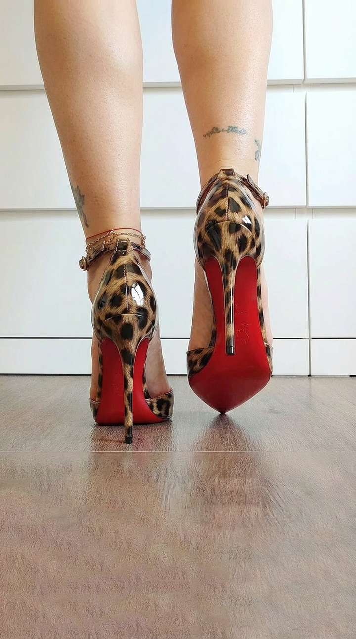 DECOLLETE WITH ANIMAL PRINT AND RED DETAILS