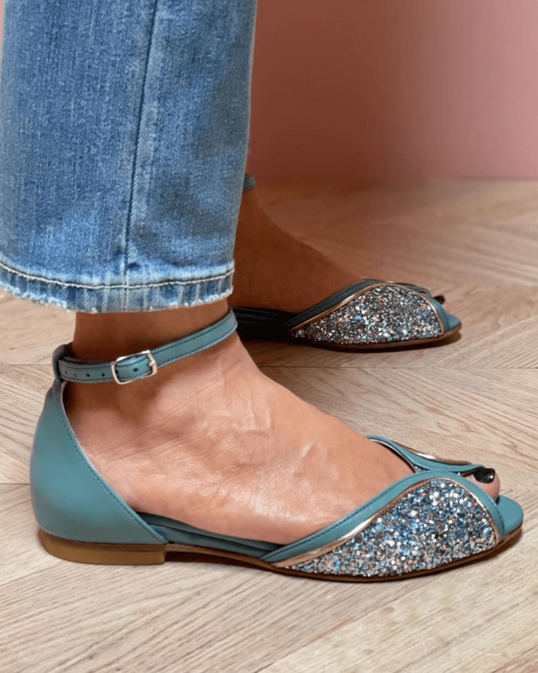 LOW SANDAL WITH SHINY DETAILS