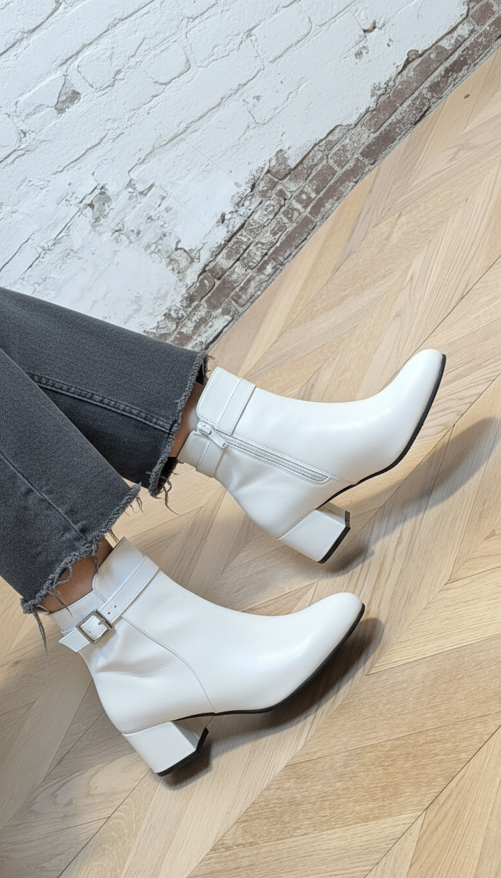 ELEGANT ANKLE BOOT WITH MID HEEL