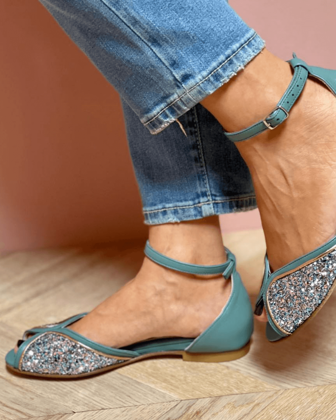 LOW SANDAL WITH SHINY DETAILS