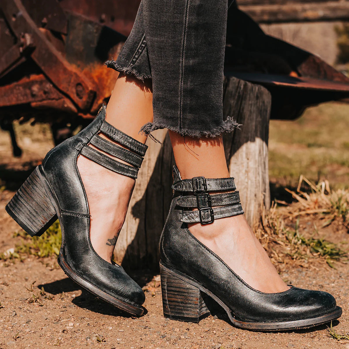HEEL WITH STRAPS