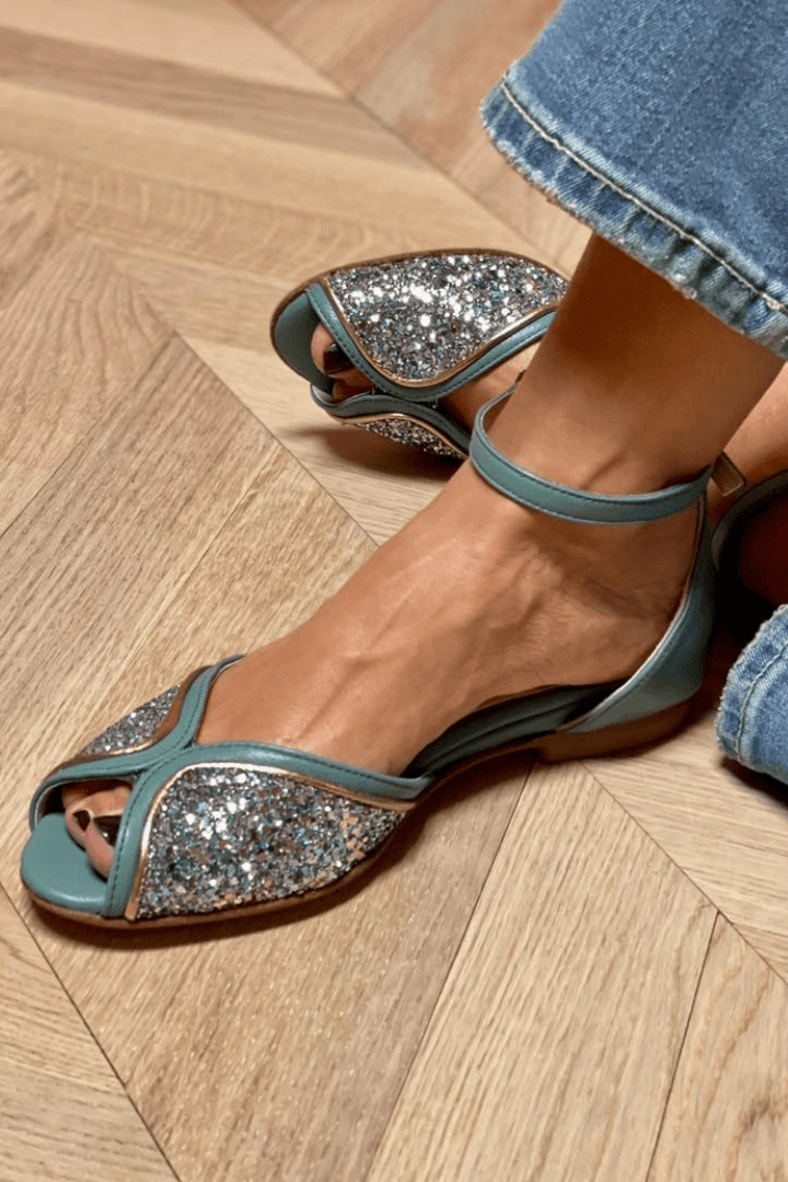 LOW SANDAL WITH SHINY DETAILS