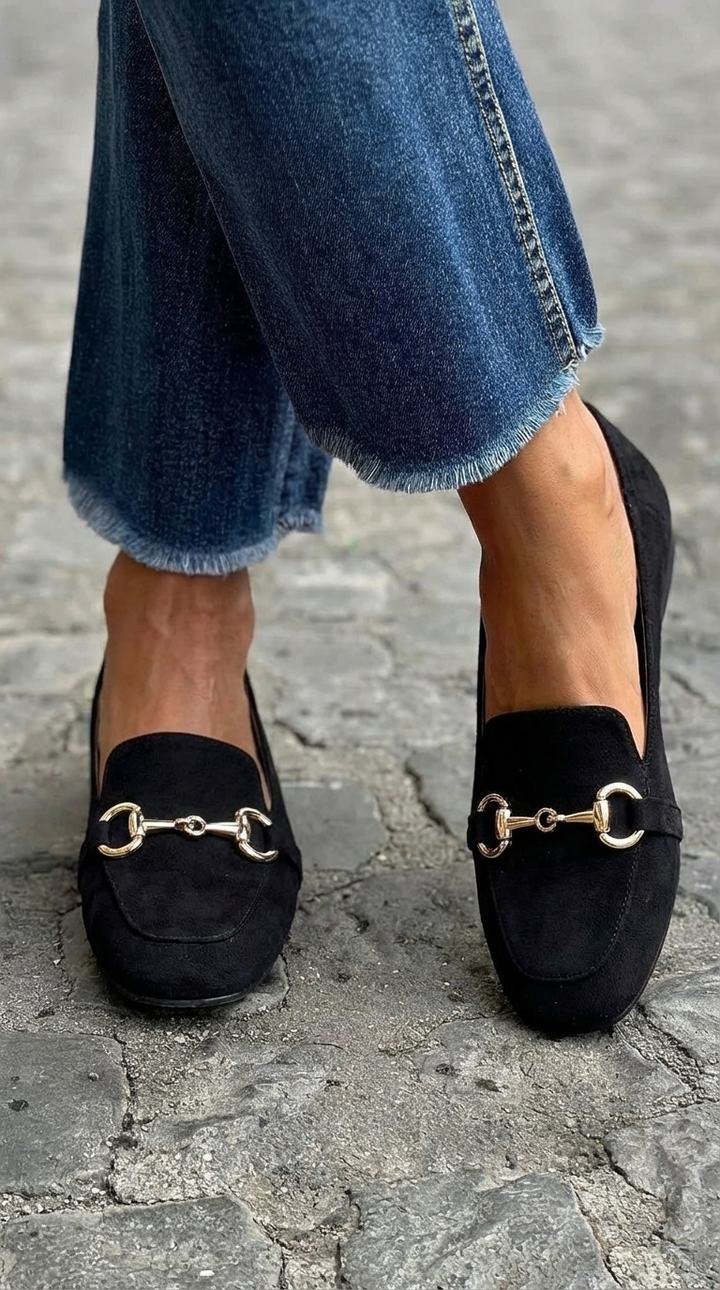 BLACK LOAFERS WITH GOLDEN CLIP