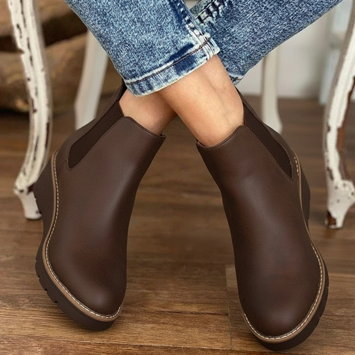 CHELSEA ANKLE BOOT WITH COMFORT WEDGE