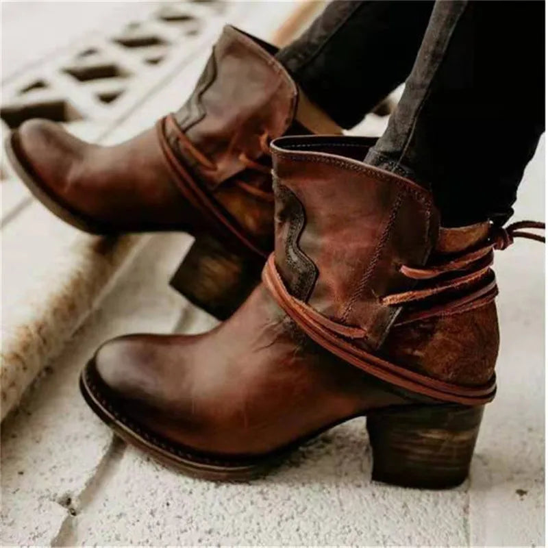 COUNTRY BOOTS WITH HEEL AND LACE DETAIL