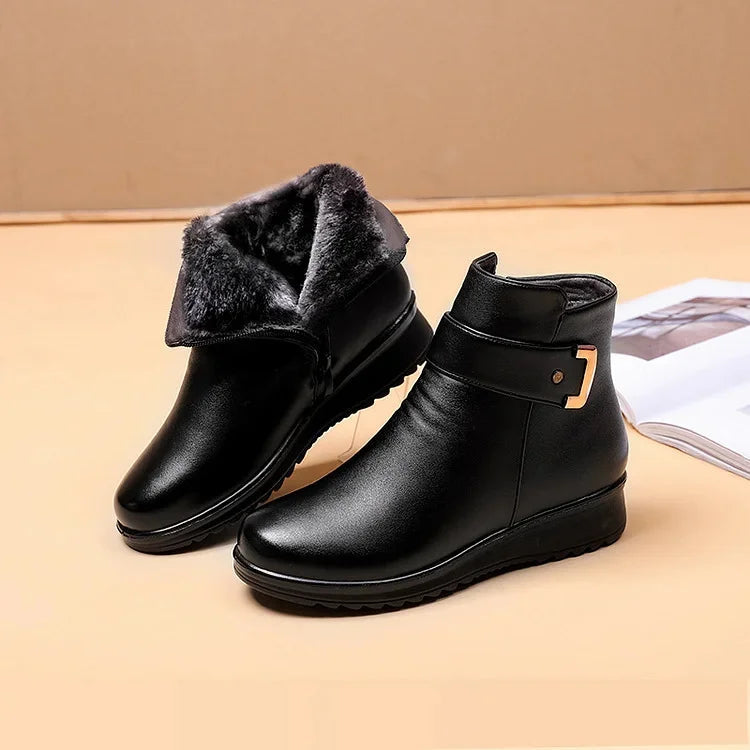 CLASSIC ANKLE BOOT WITH BUCKLE DETAIL