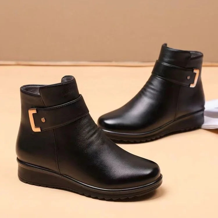 CLASSIC ANKLE BOOT WITH BUCKLE DETAIL