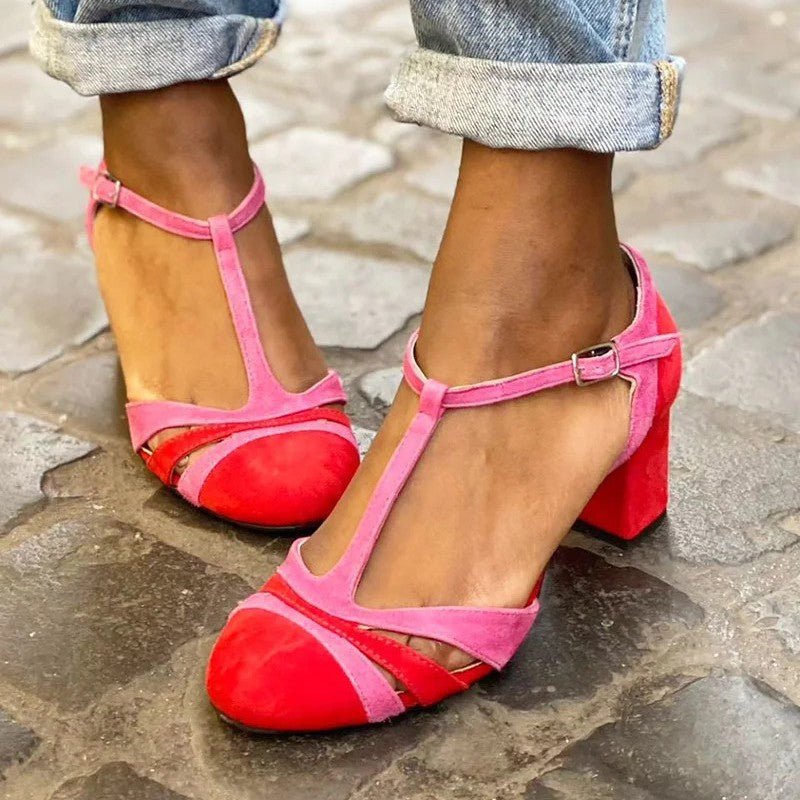 SHOE WITH T-STRAP AND STABLE HEEL