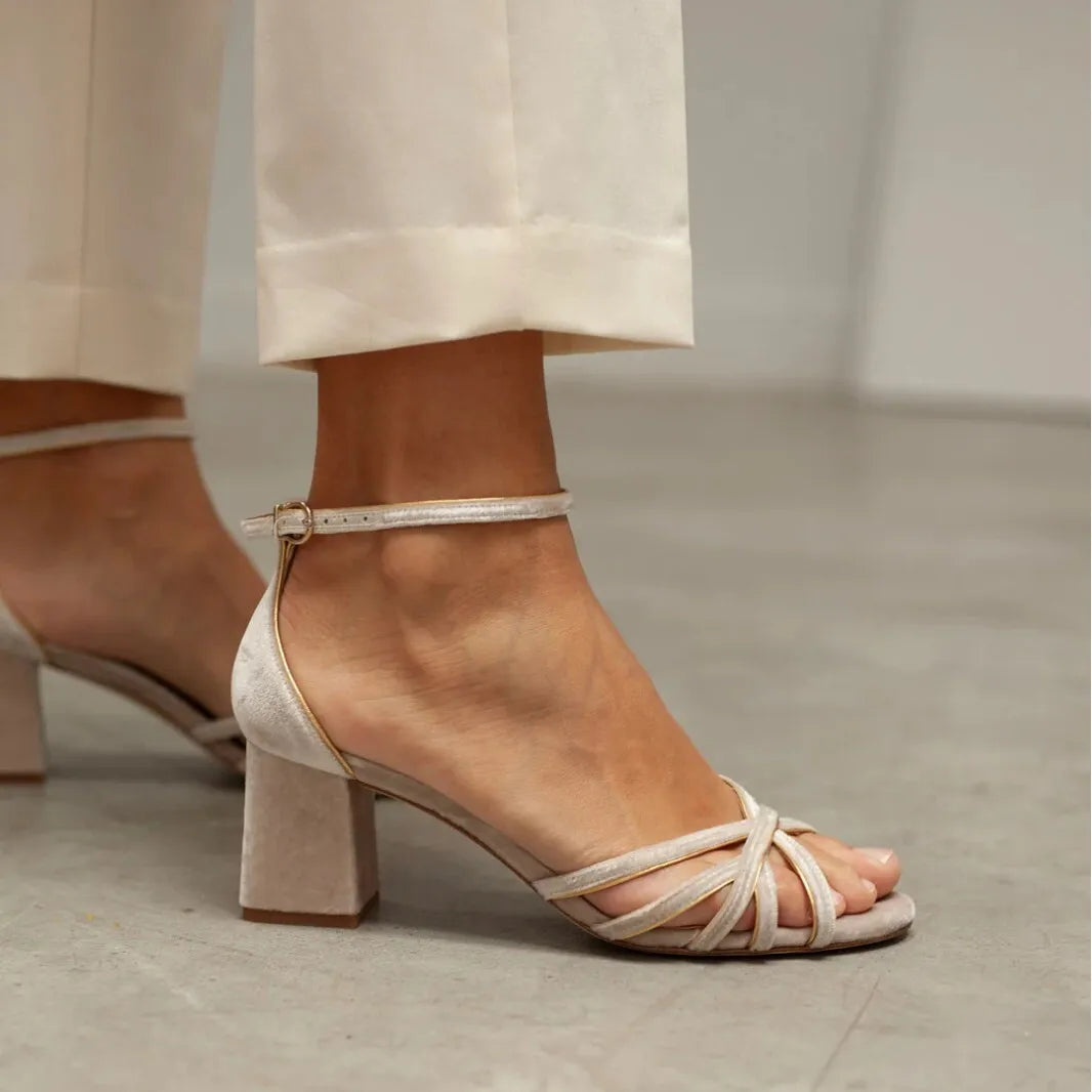 ELEGANT SANDAL WITH MEDIUM HEEL