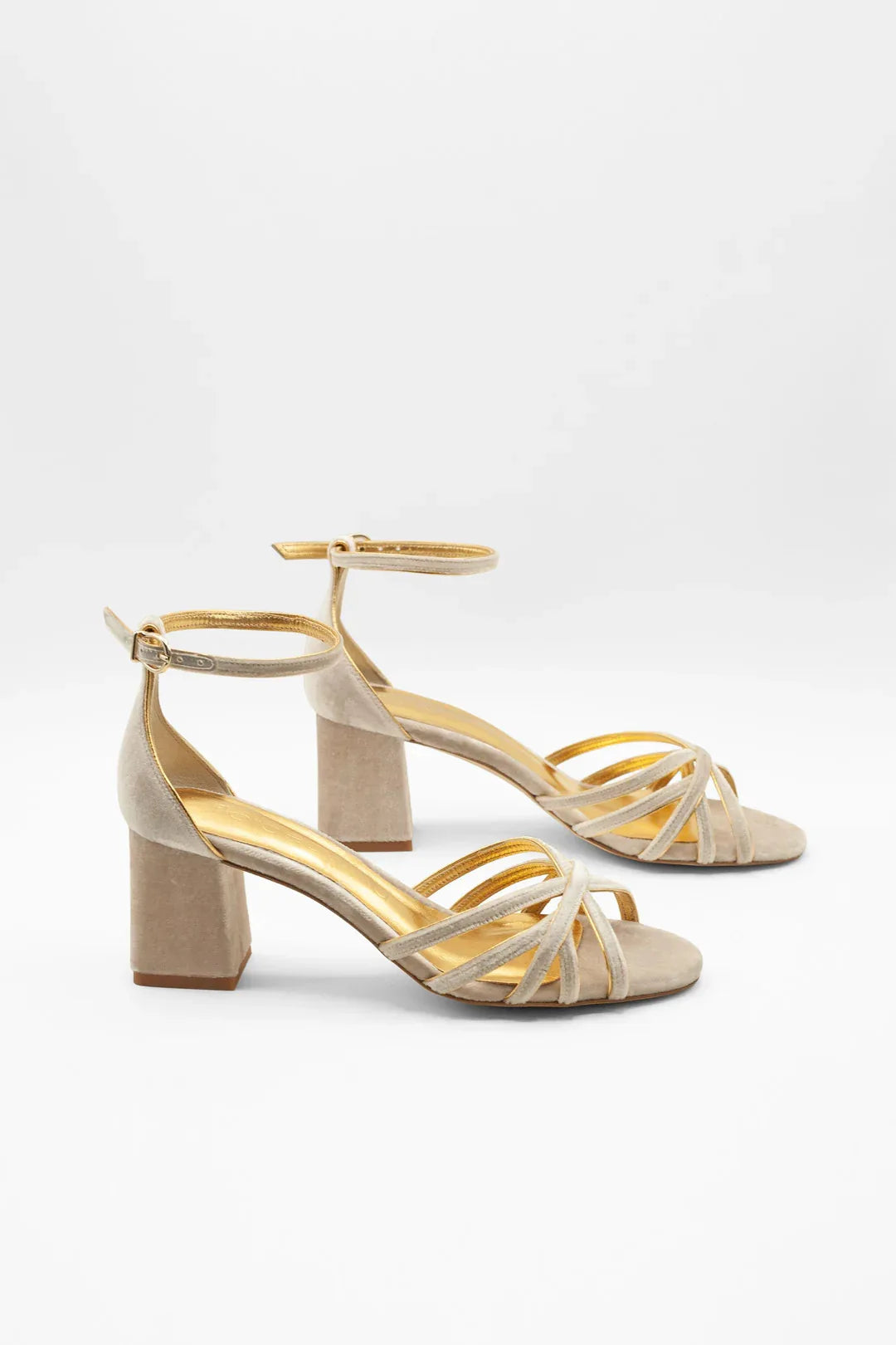 ELEGANT SANDAL WITH MEDIUM HEEL