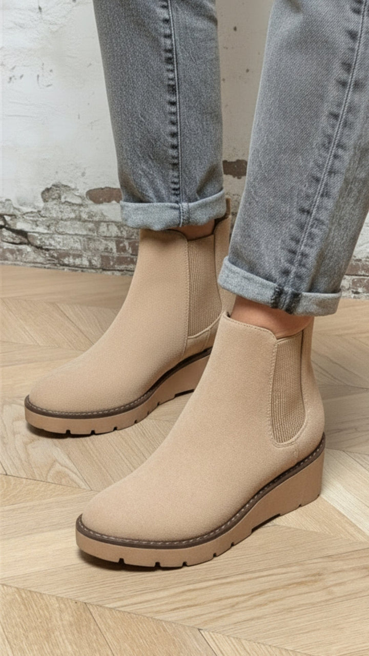 CHELSEA ANKLE BOOT WITH COMFORT WEDGE