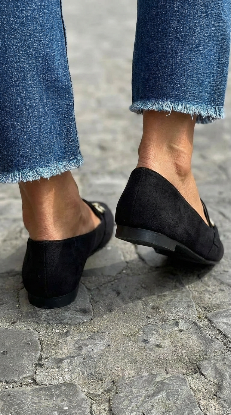 BLACK LOAFERS WITH GOLDEN CLIP