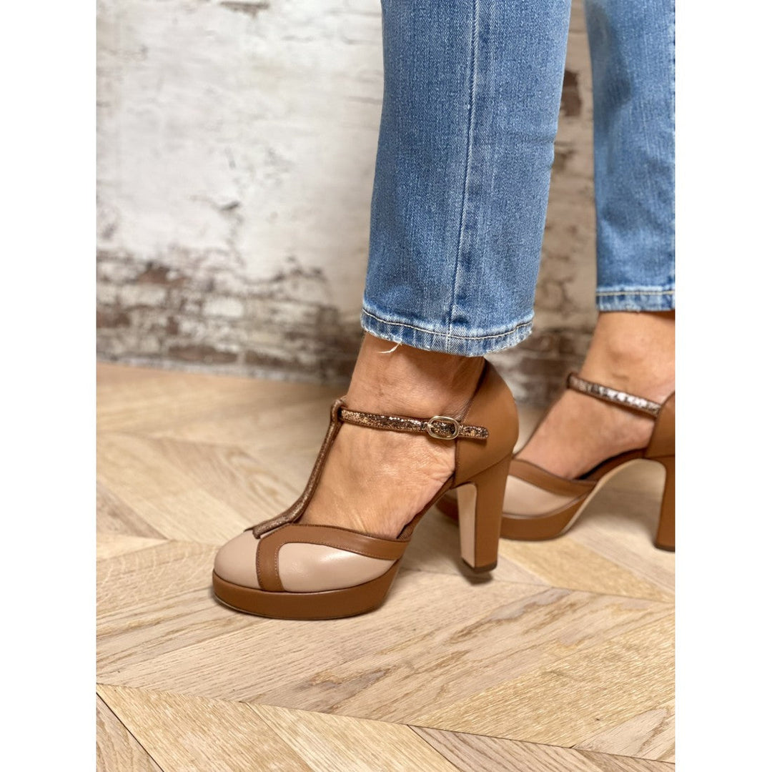 DECOLLETE WITH T STRAP