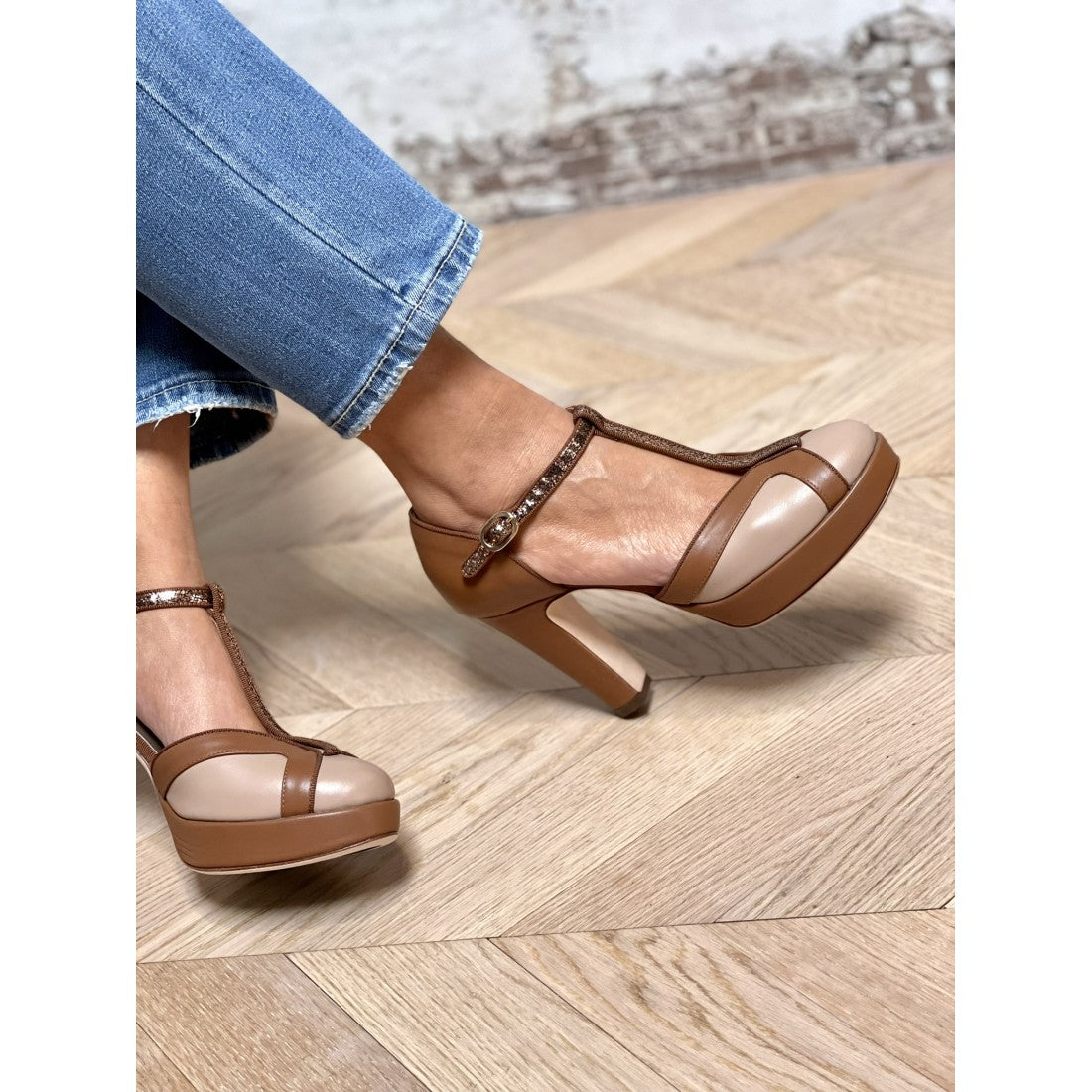 DECOLLETE WITH T STRAP