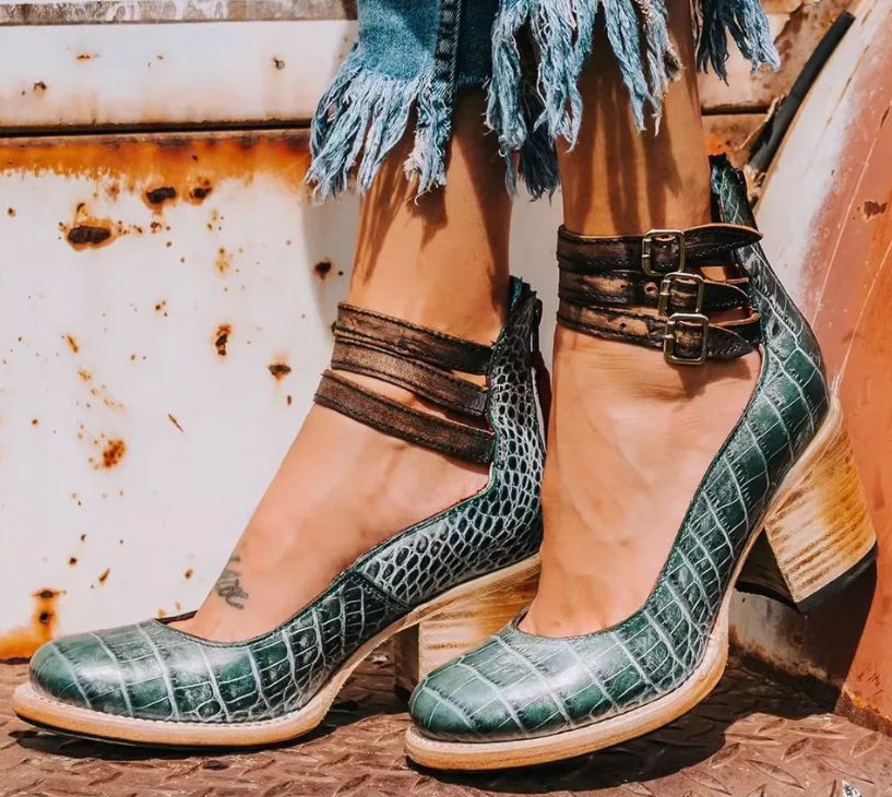 HEEL WITH STRAPS